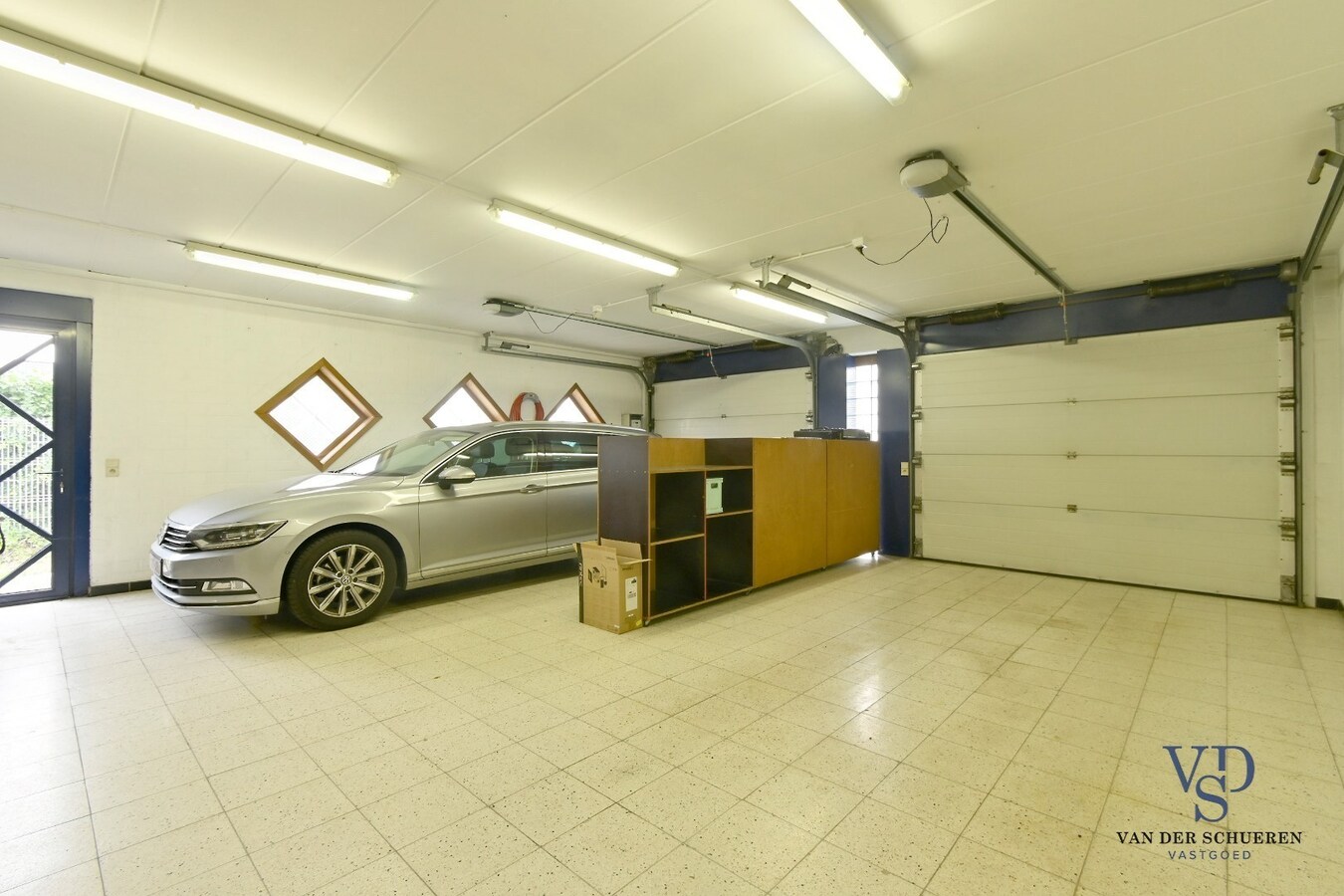 Ruim handelspand met penthouse in villastijl 