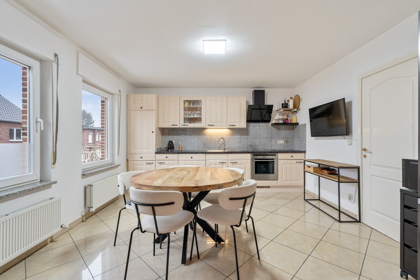 Ruim energiezuinig duplexappartement (146 m²) -  kwaliteitslabel B -  3 slaapkamers, terras en private buitenparking. 