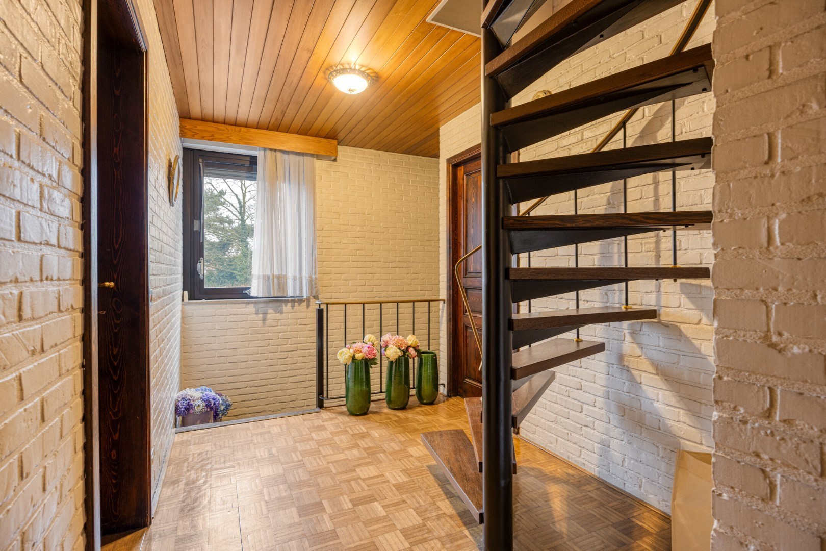 Handelswoning met 3 slpk. en privéparking in het centrum van Balen 