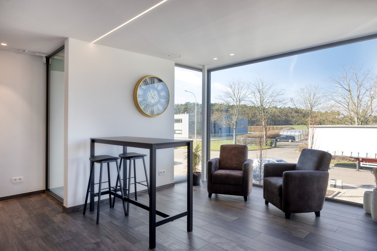 Grondig gerenoveerd KMO gebouw met magazijn en kantoorruimtes in Heverlee op een perceel van 11a19ca! – EPC -22,65 kWh/m² 