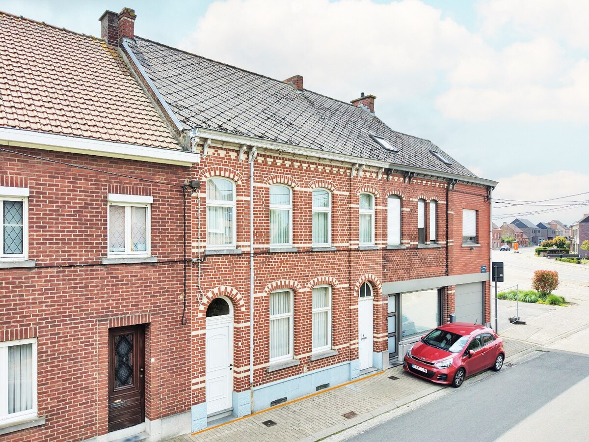 Ruime, te renoveren woning met veel potentieel te Erwetegem 