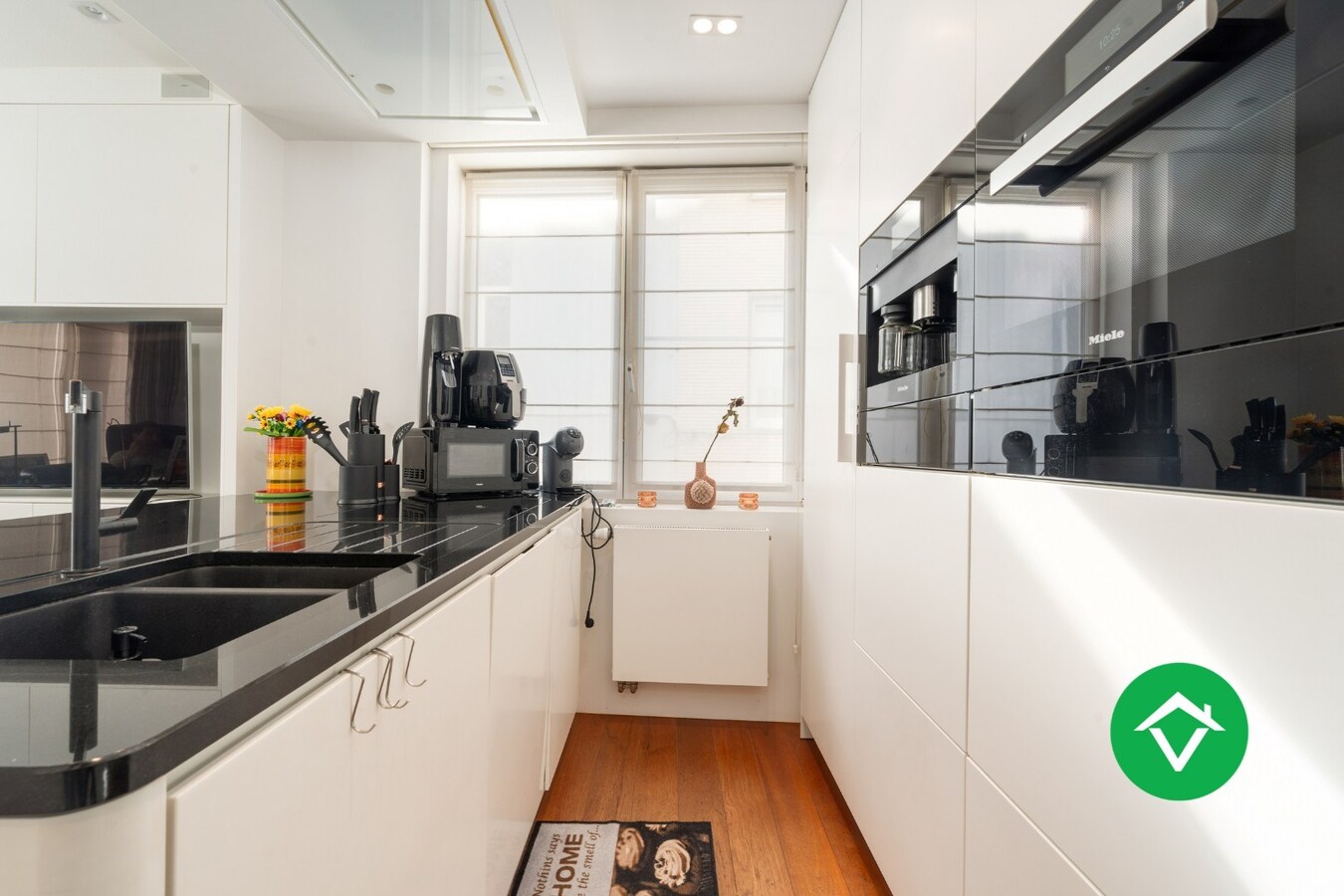 Instapklaar bemeubeld hoekappartement met 2 slaapkamers te koop in Oostende 