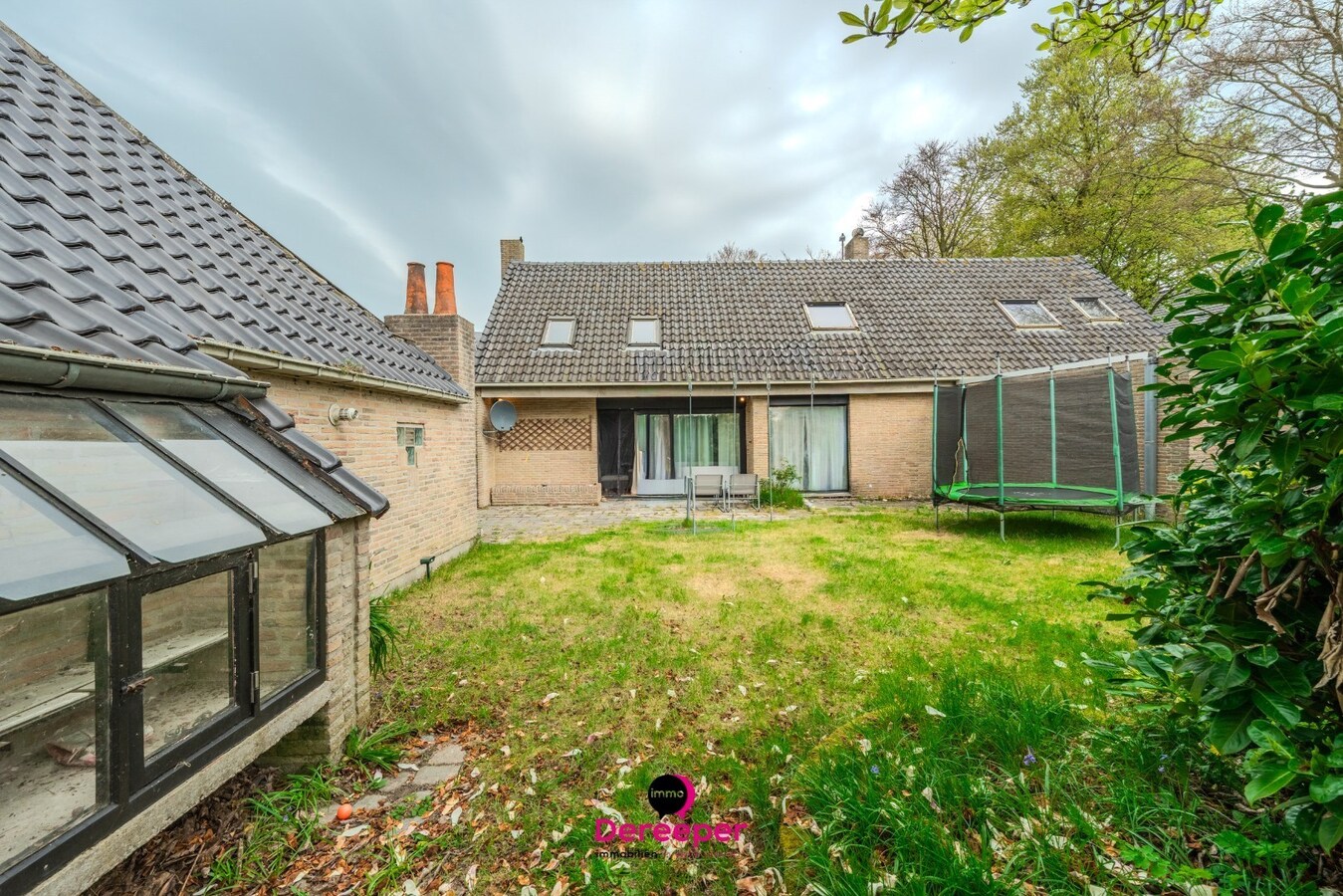 Interessant renovatieproject met twee woningen op 955 m² in Gistel 