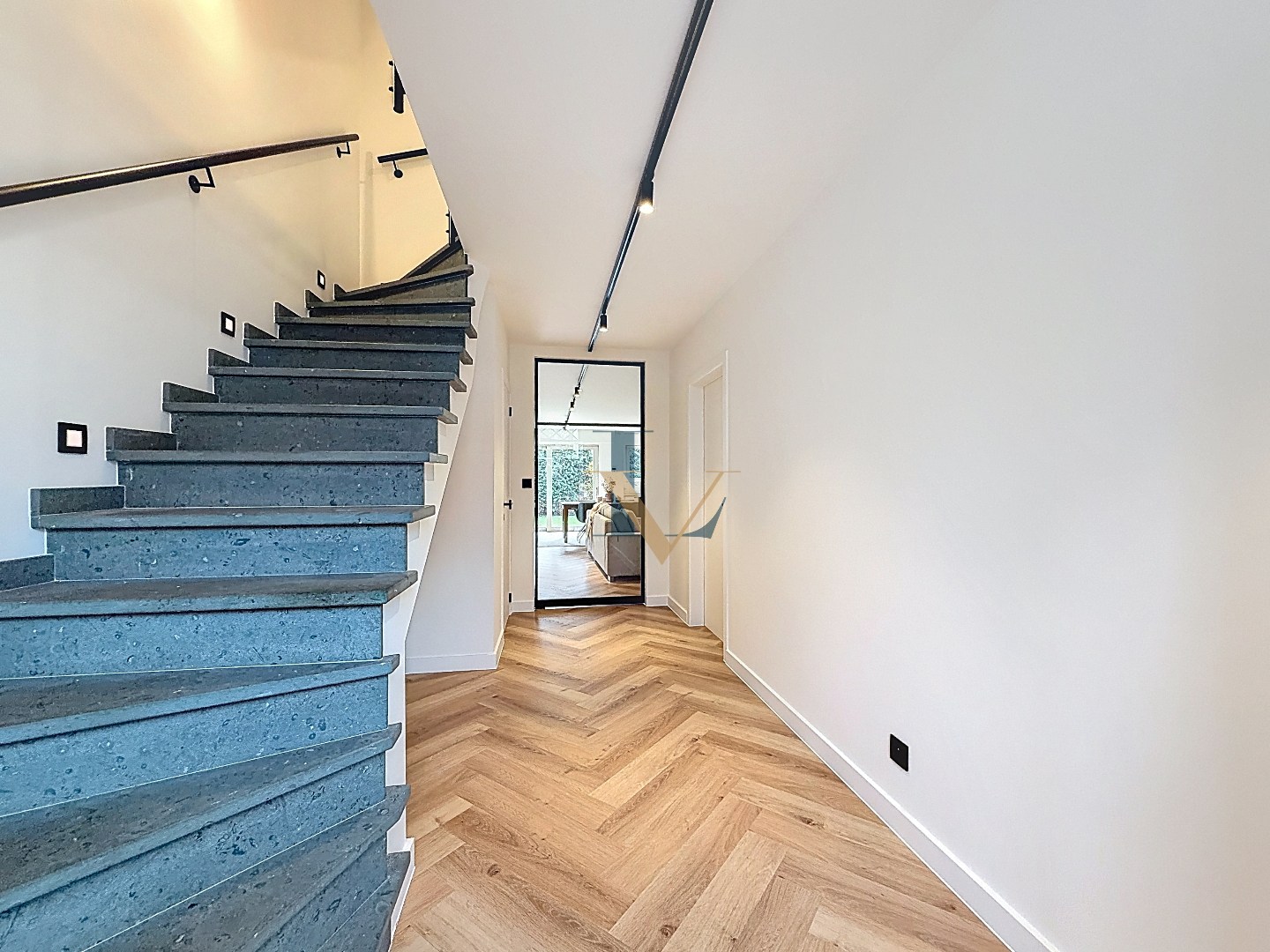 Charmante gerenoveerde rijwoning in pastoriestijl te koop in centrum Schilde 