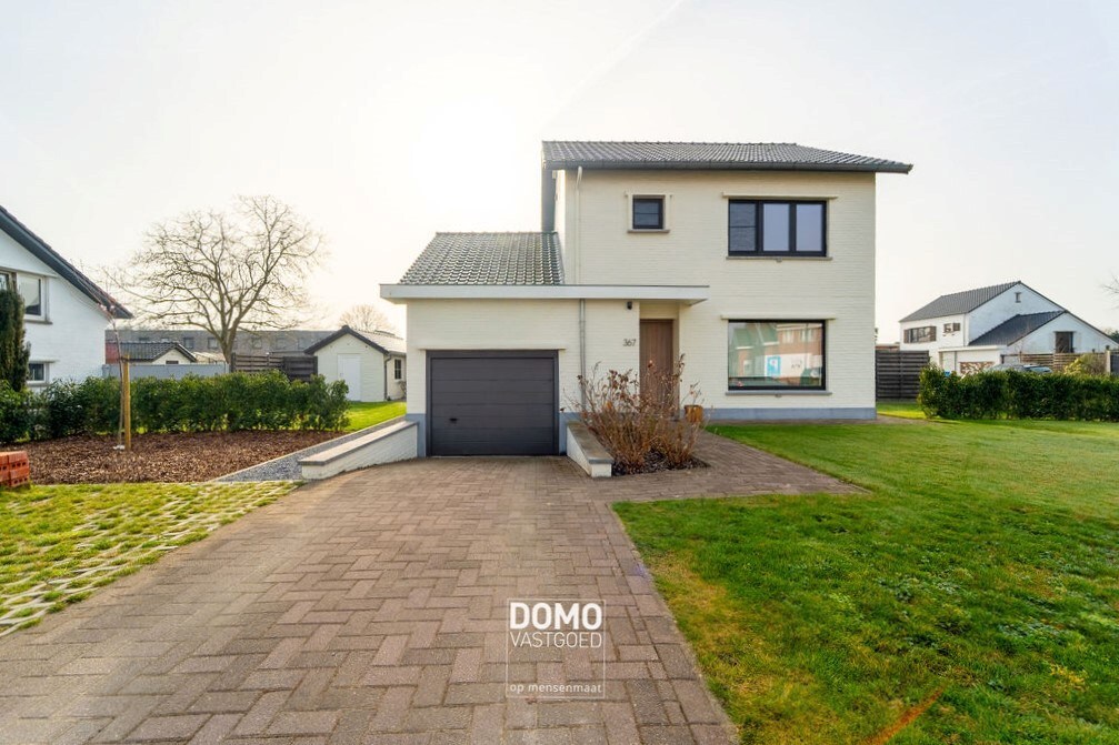 VOLLEDIG GERENOVEERDE OPEN BEBOUWING MET 4 SLAAPKAMERS EN GARAGE 