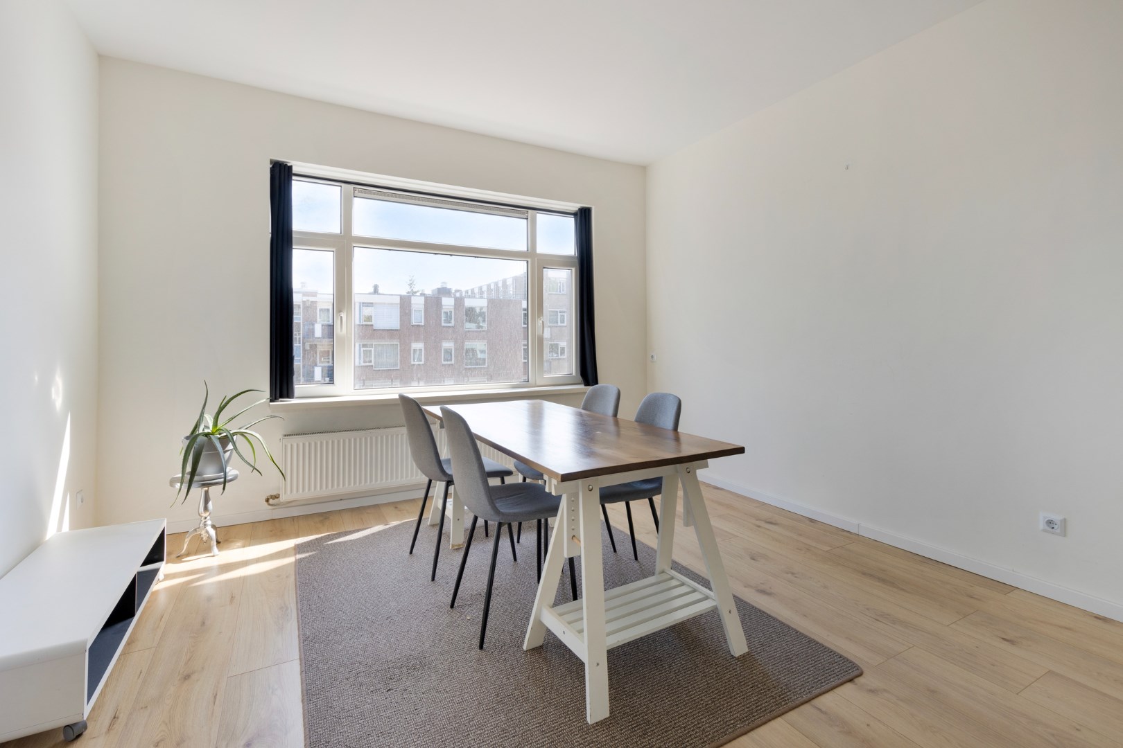 Turn-key 2 kamer (voorheen 3) appartement op steenworp afstand van Rotterdam centrum met een nette keuken, royale woonkamer en gelegen op eigen grond! 