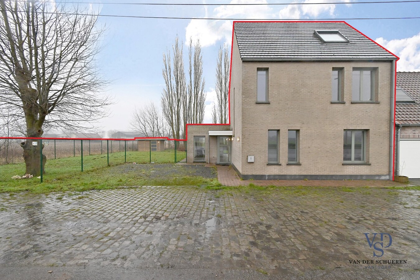 Ruime Half Open, op een commercieel gunstige ligging 