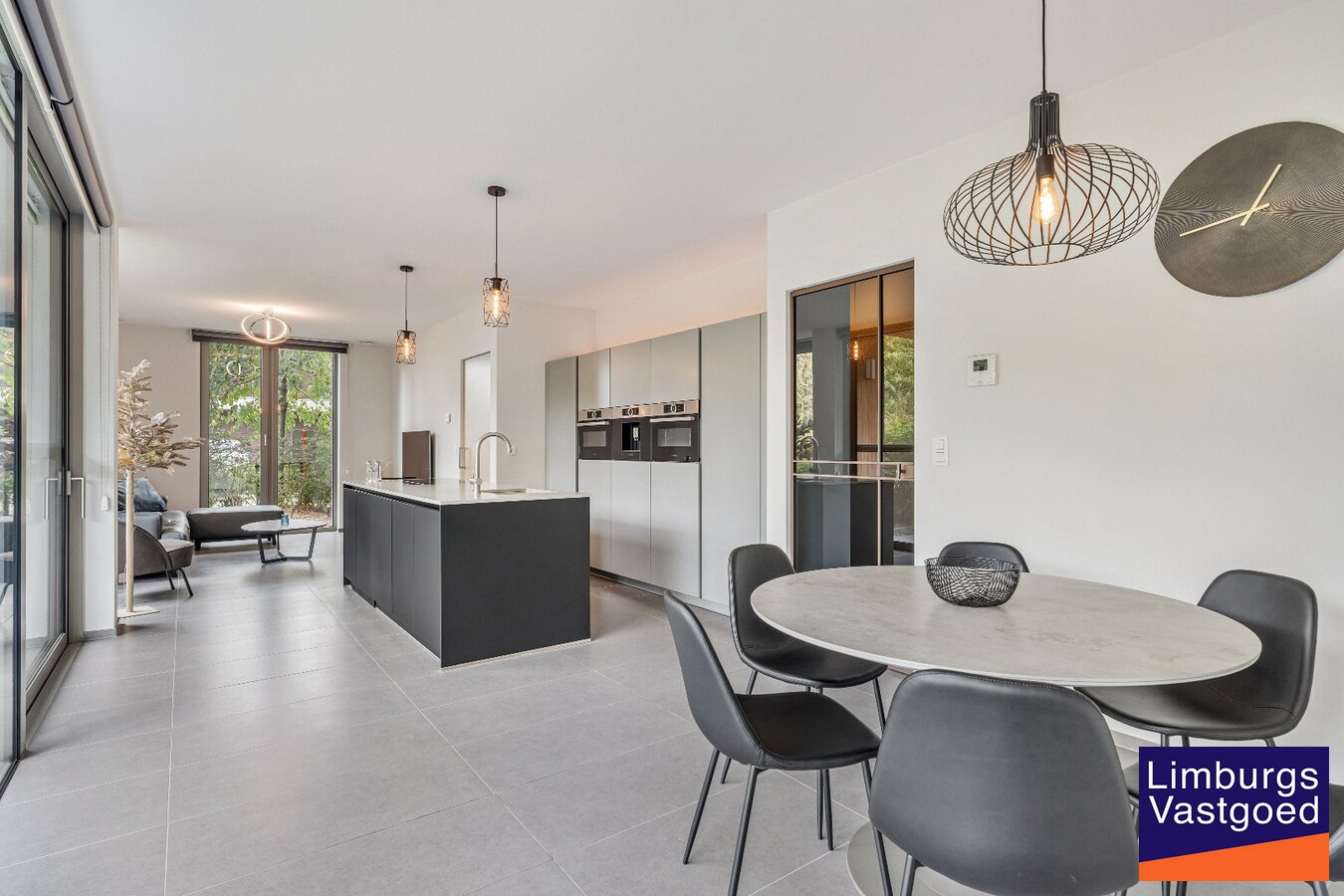 Exclusief gelijkvloers appartement met ruime terrassen, 2 slpk, extra brede autostaanplaats, centrum Genk 