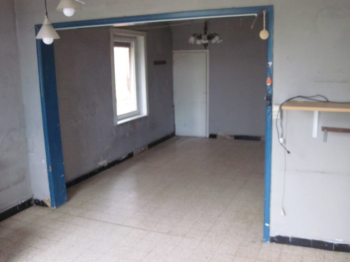 Te renoveren woning. Uitstekend gelegen. 