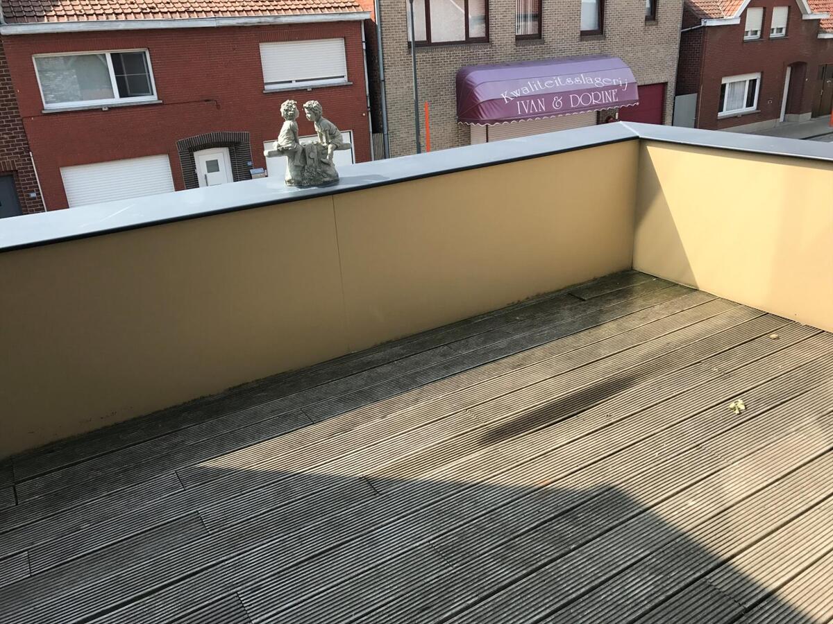 Ruim appartement met 2 terrassen, carport, tuinhuis en gemeenschappelijke tuin 