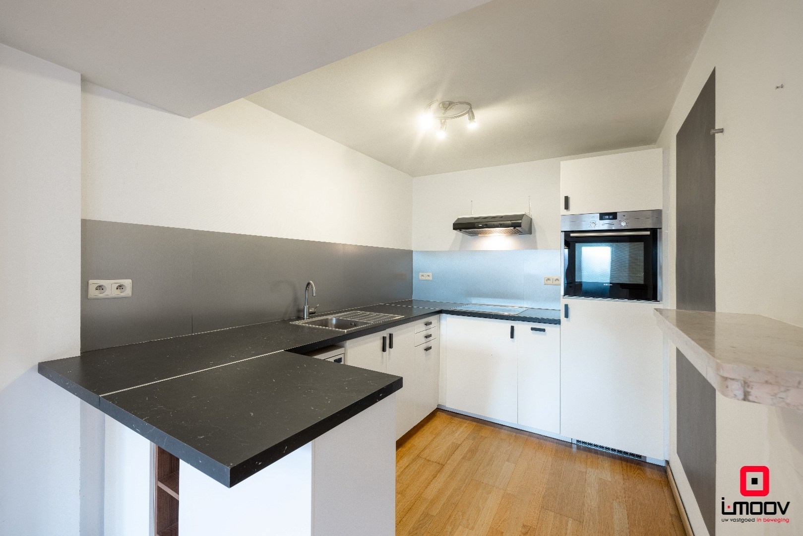 Instapklaar, lichtrijk tweeslaapkamer souterrain-appartement met groot terras &amp; garagebox in topligging – Patijntjestraat Gent 