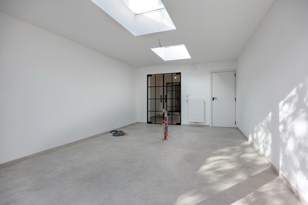 Volledig gerenoveerde woning met 3 slaapkamers, badkamers en tuin in Tienen! – EPC A - bewoonbare opp. 130 m² 