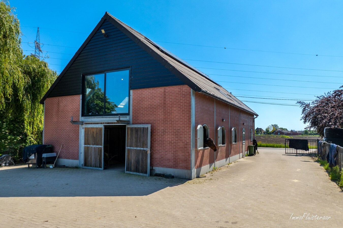 Goed gelegen langgevelhoeve met paardenstallen op ca. 3,5 ha. 