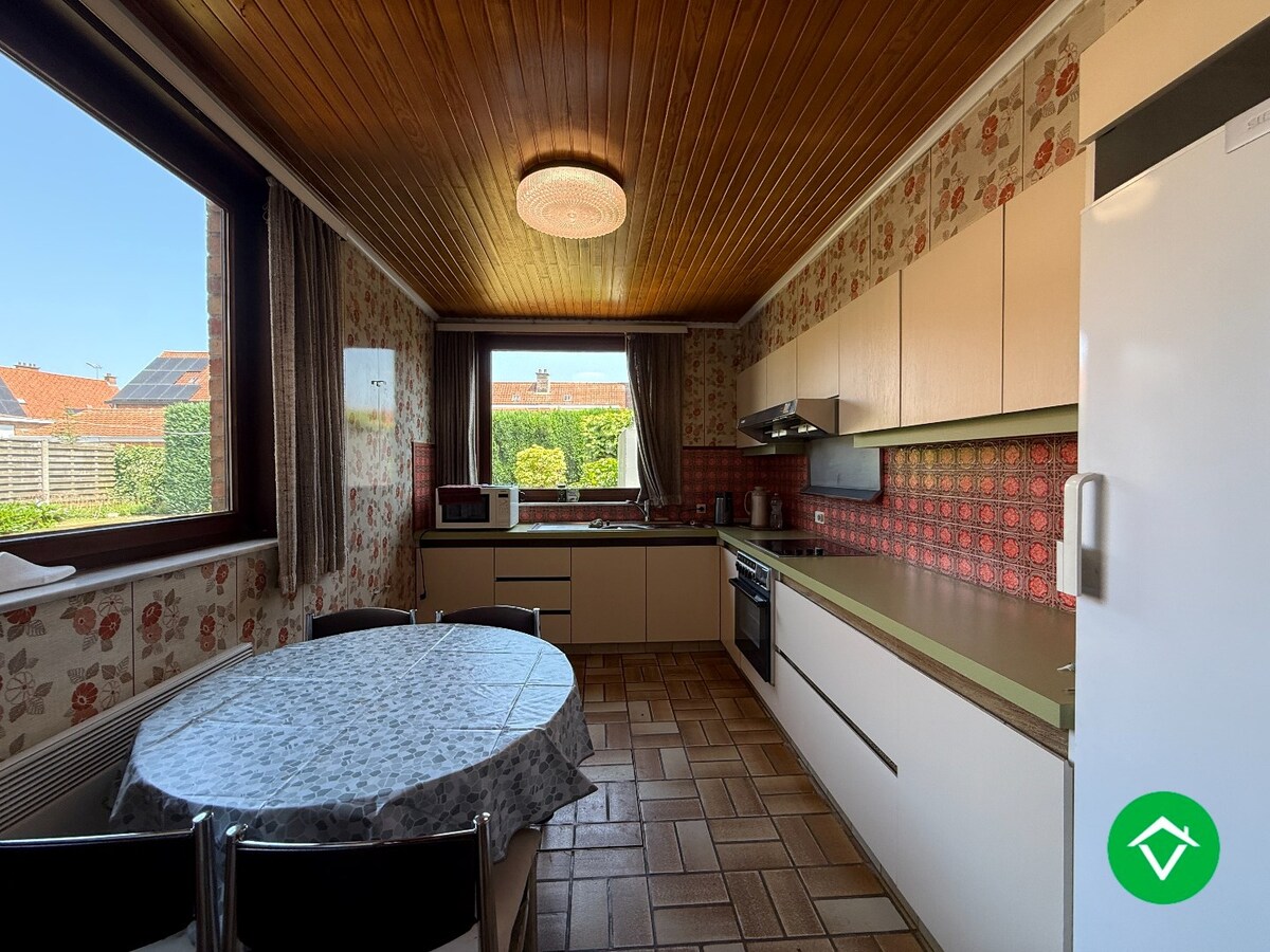 Stevige woning met 3 slaapkamers, tuin en garage in een rustige wijk te Rumbeke 