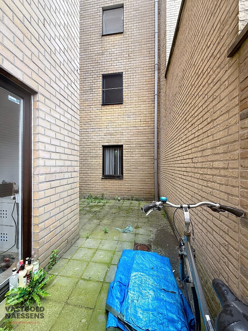 INSTAPKLAAR HANDELSPAND MET BREDE ETALAGE EN 3 PARKEERMOGELIJKHEDEN 
