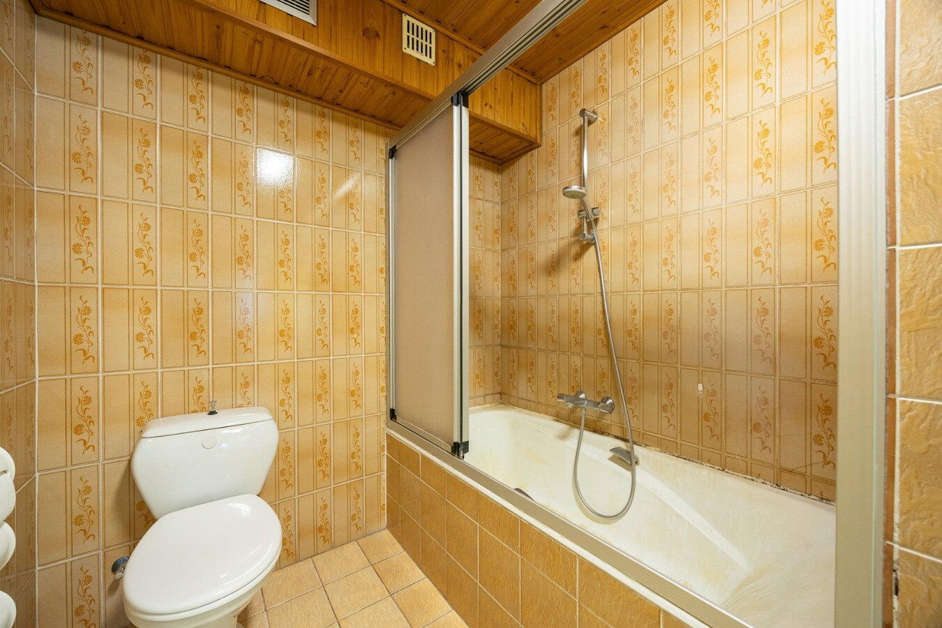 Ruime woning met praktijkmogelijkheden in het hart van Zoersel 