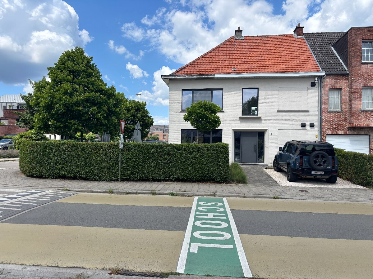 Volledig gerenoveerd en instapklaar horecapand op toplocatie in Oelegem 