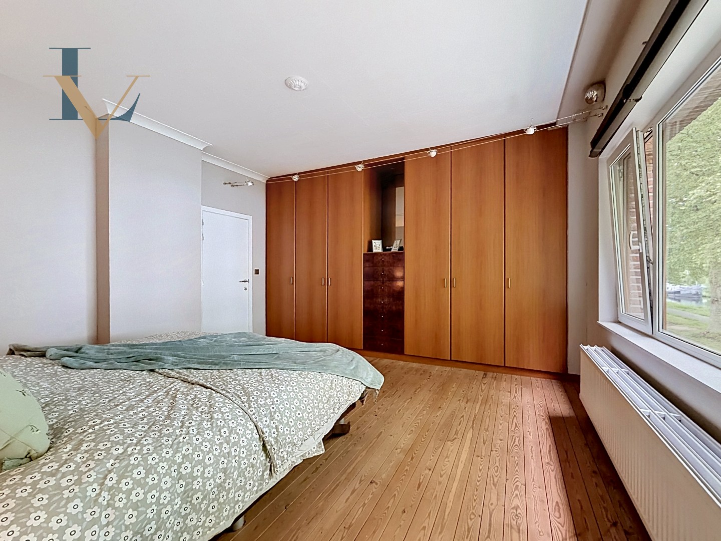 Charmante instapklare woning met 2 slpk. aan de vaart in Schoten nabij het centrum. 