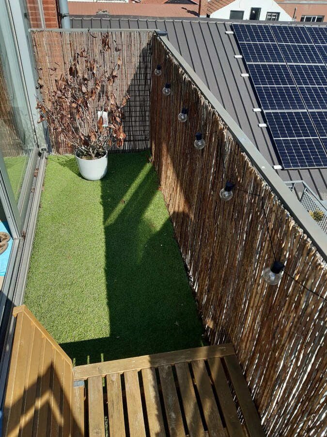 Lichtrijk dakappartement (geen vaste kosten). 