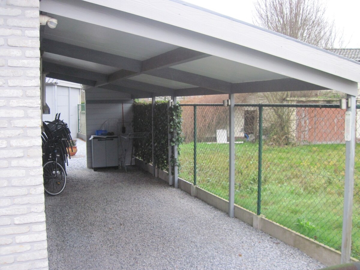 Goed gelegen, eigentijdse bungalow. 