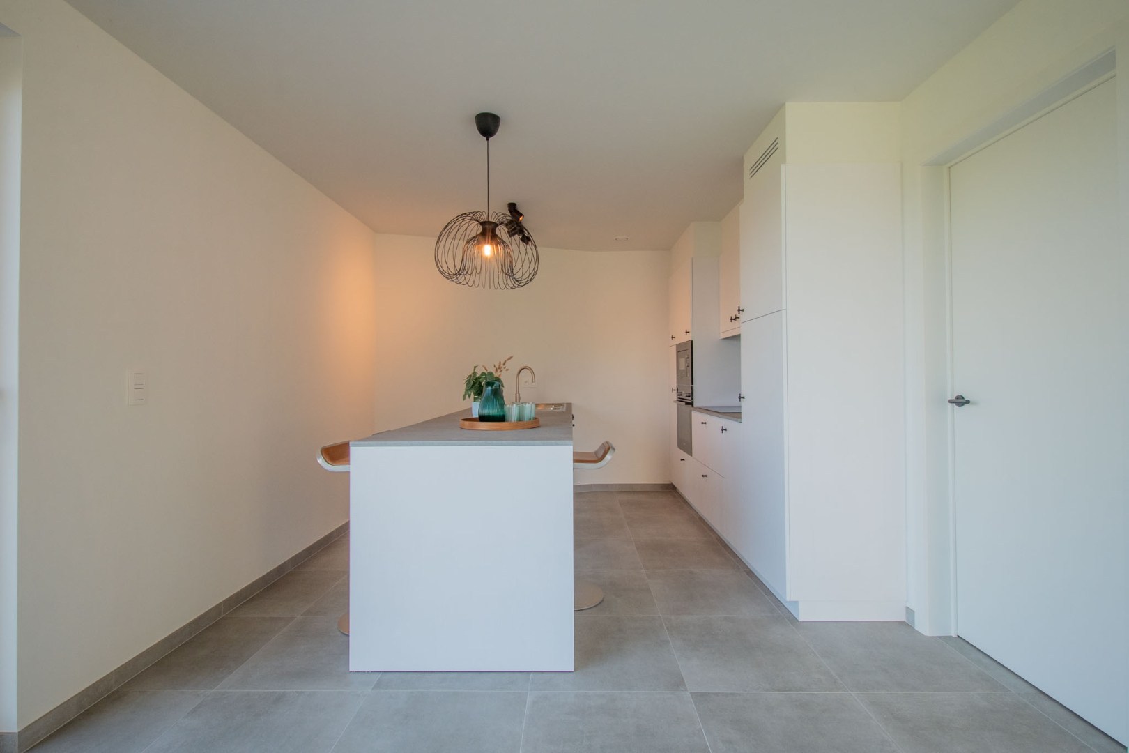 Stijlvolle en ruime nieuwbouwwoning met garage en tuin op 555 m² 