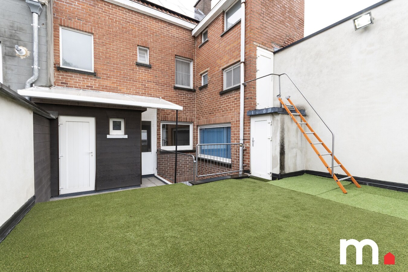 Lichtrijk instapklare woning EPC C  te Roeselare met 3 slaapkamers, zonnepanelen, Garage en praktijk! 