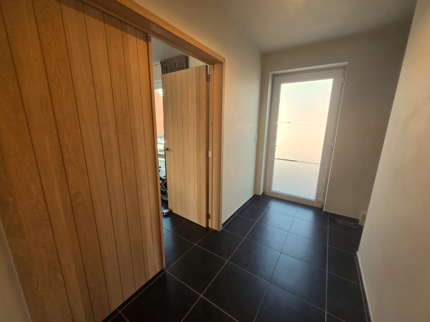Ruime en recente halfopen bebouwing met 3 slaapkamers, carport en ruime tuin 