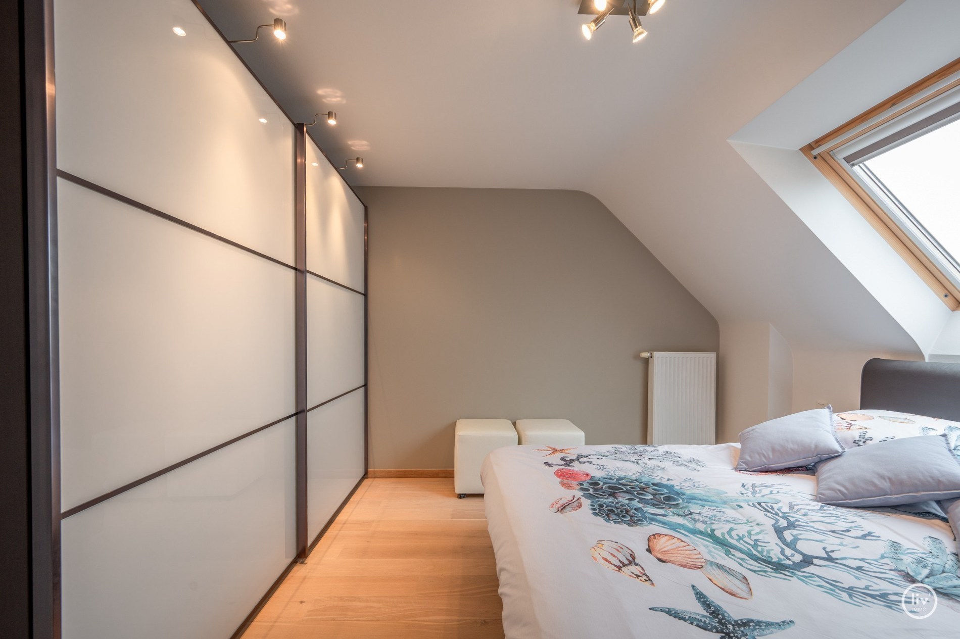 Appartement en duplex prêt à emménager à distance de marche de la digue Albertstrand et de l'avenue Lippens. 