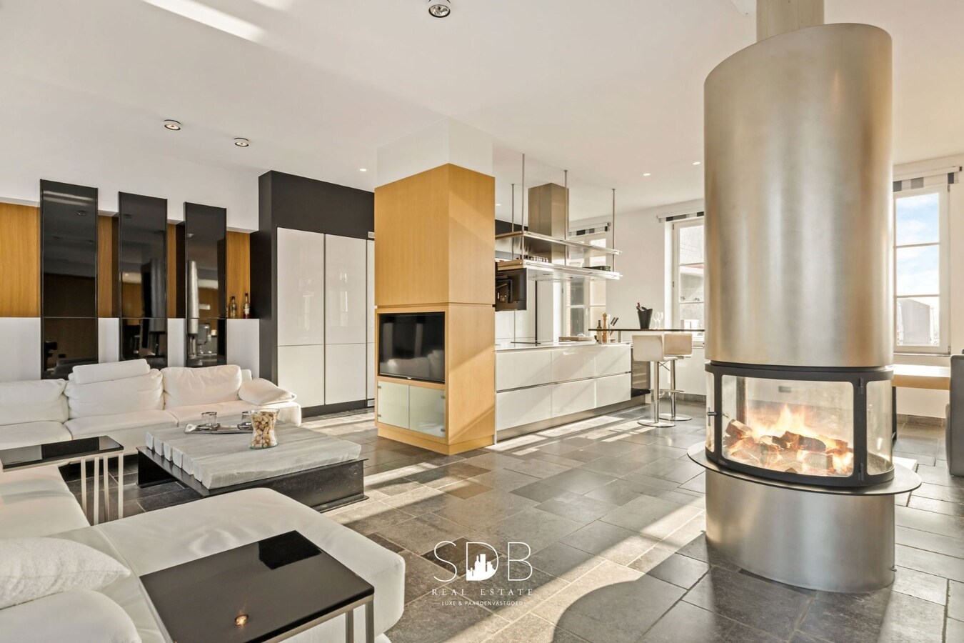 Prachtige villa in hoevestijl met bijgebouwen op 3.973m² 