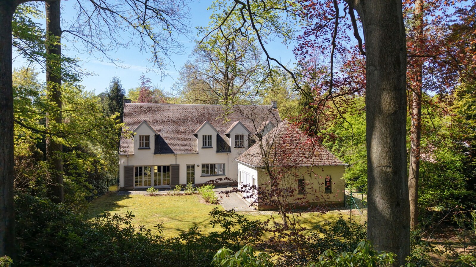 Villa met praktijkruimte en dubbele garage op riant perceel van 2.010 m² te Schoten 