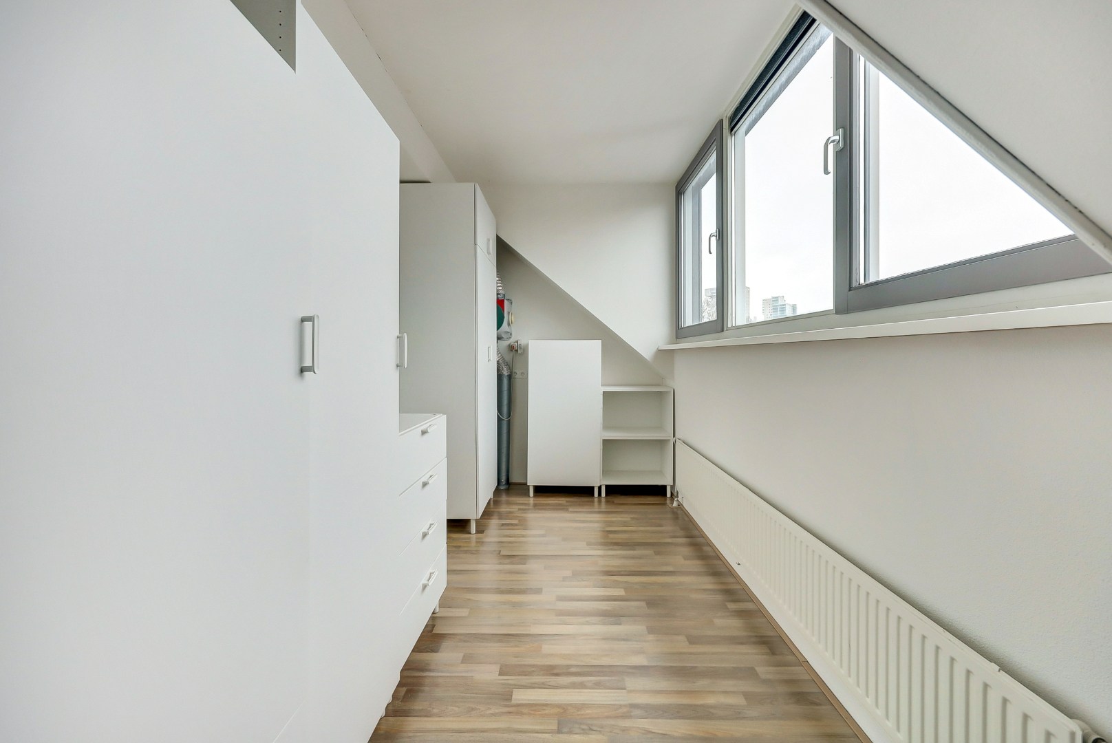 In de jonge woonwijk Nesselande in deelplan Haag en Park gelegen 5 kamer tussenwoning met houten berging en parkeerplaats op 131 m² eigen grond. 