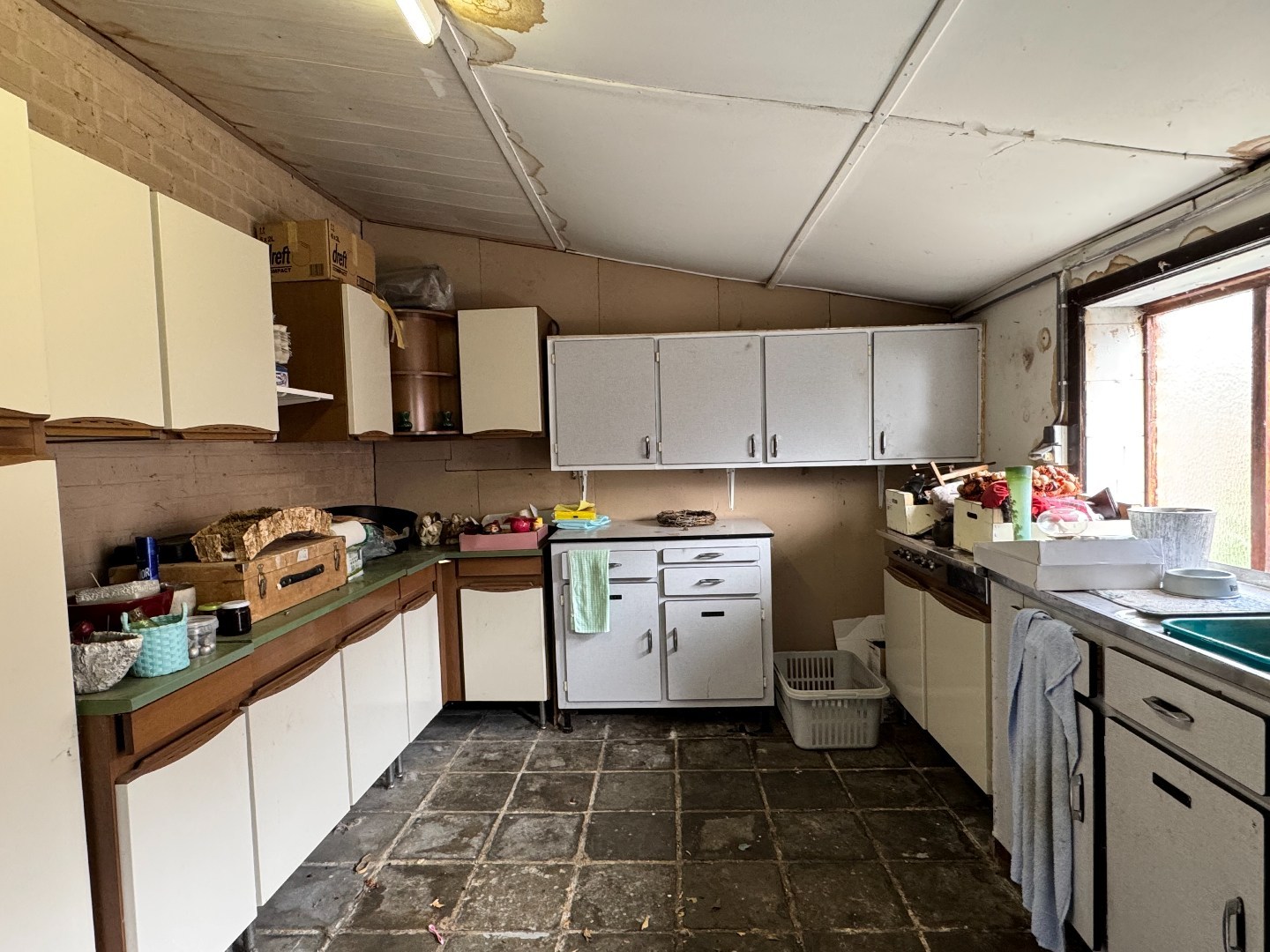 Woning met veel potentieel, 4 slaapkamers en garage te Zulte. 