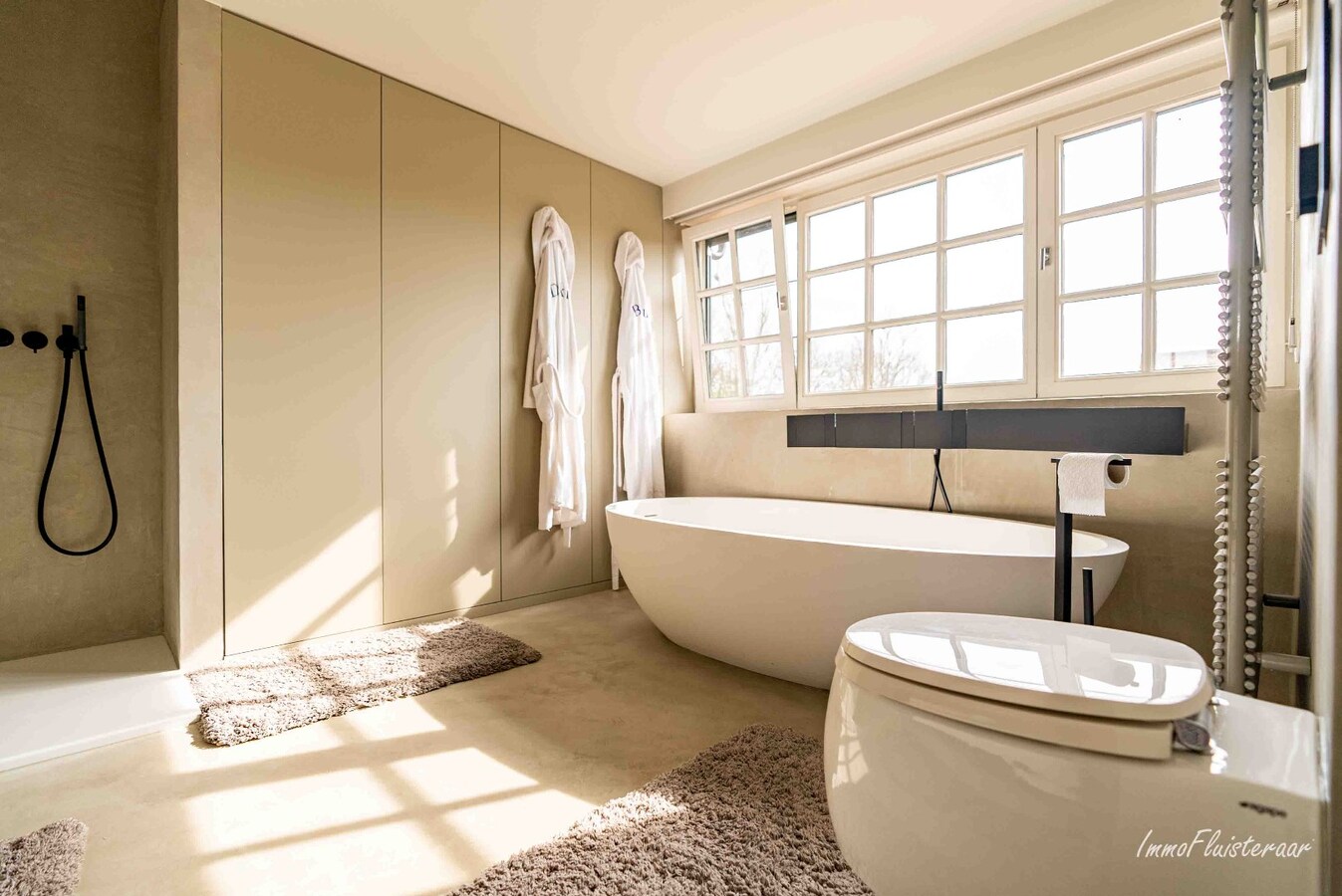 Exclusief landhuis met hippische accommodatie en binnenpiste op ca. 1,8 ha in Wuustwezel (Mogelijkheid tot aankoop van ca. 6 ha aangrenzend weiland) 