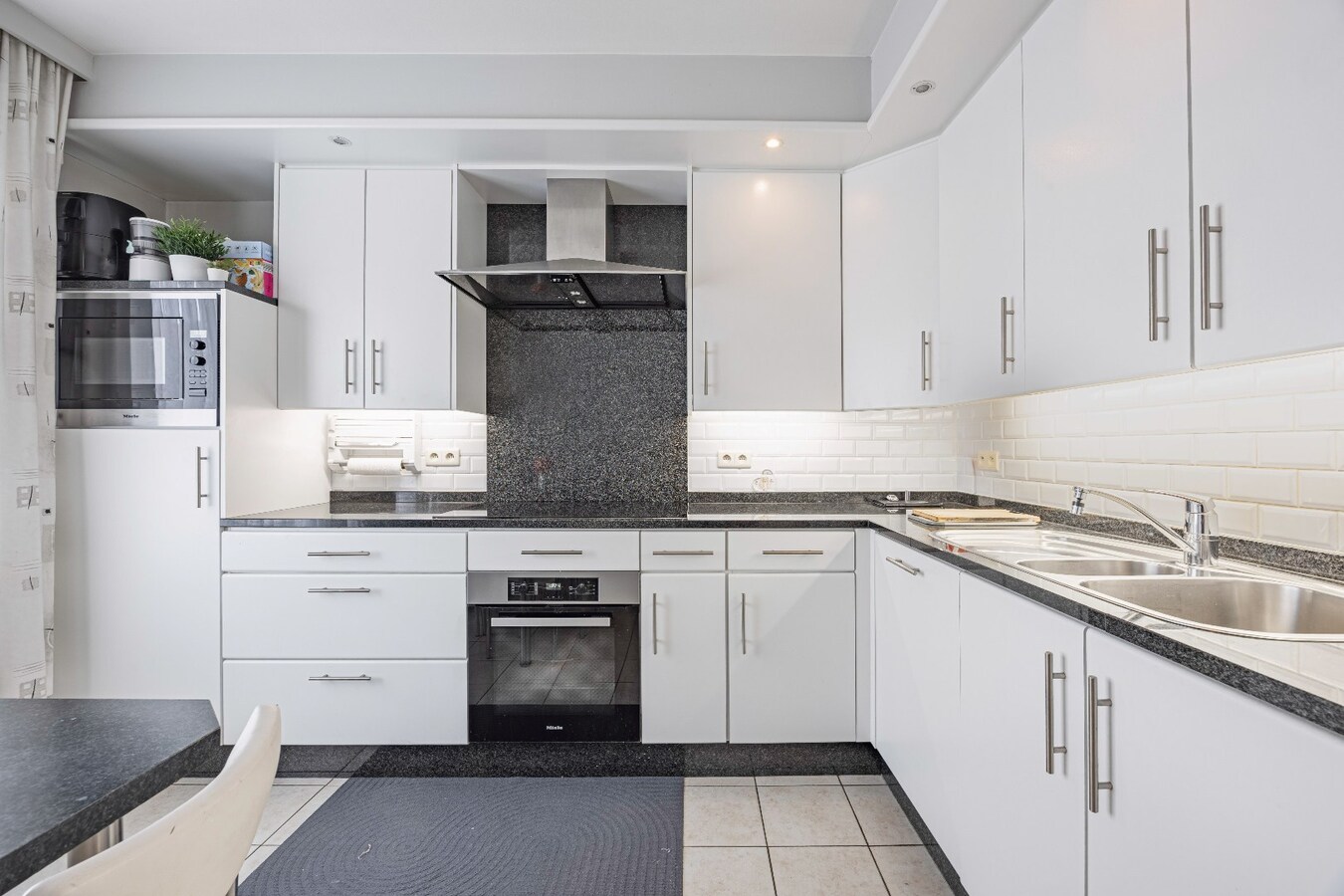 Instapklare, lichtrijke bel-etage woning met ruime garage en terras op centrale ligging 