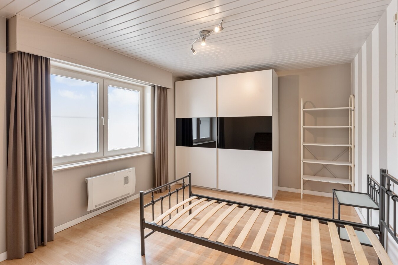 Gelijkvloers, degelijk appartement met 2 slaapkamers, ruim terras, carport en garage. 