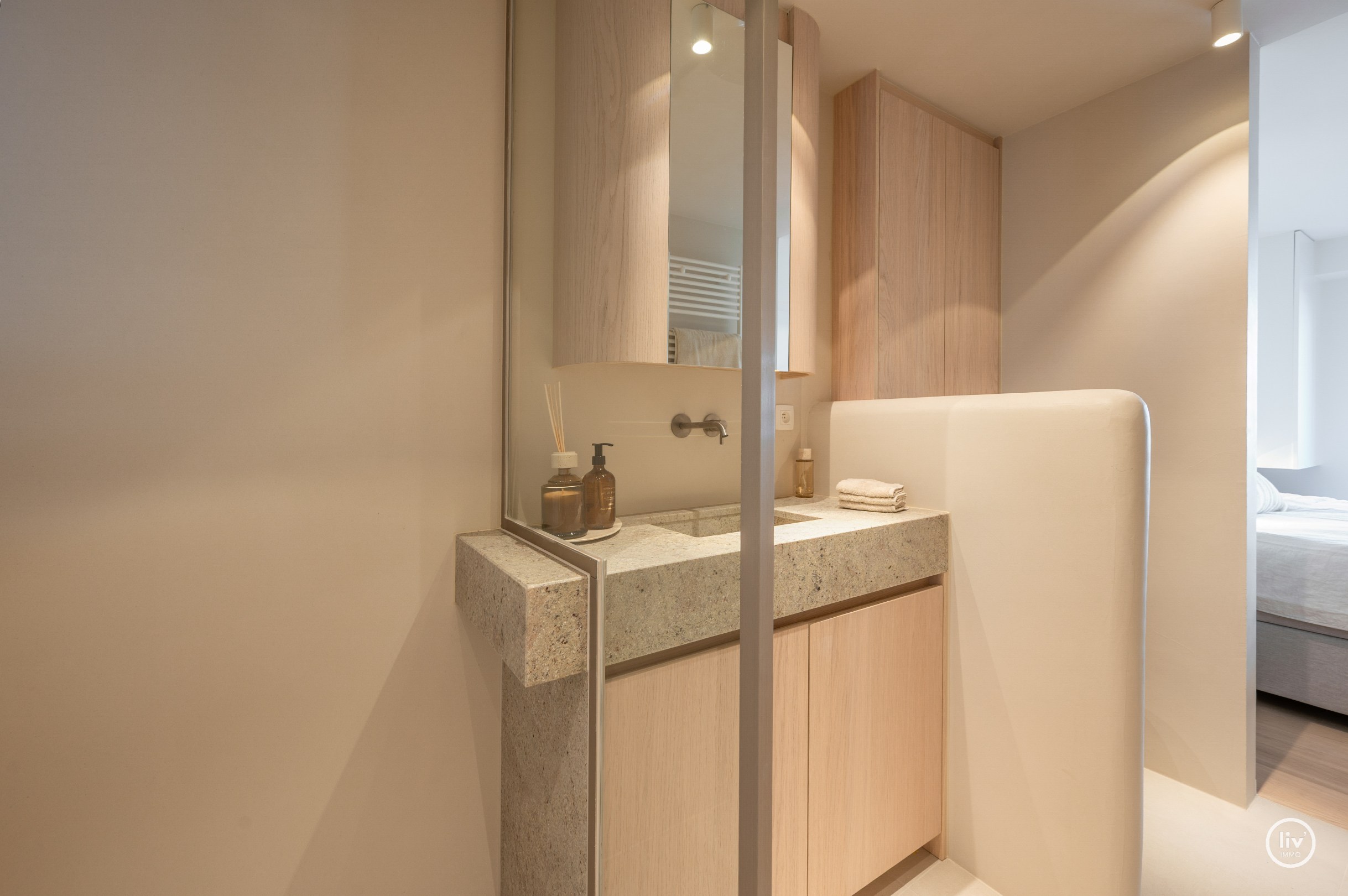 Appartement de luxe entièrement rénové de 3 chambres situé sur l'avenue Parmentier, à proximité de la digue. 