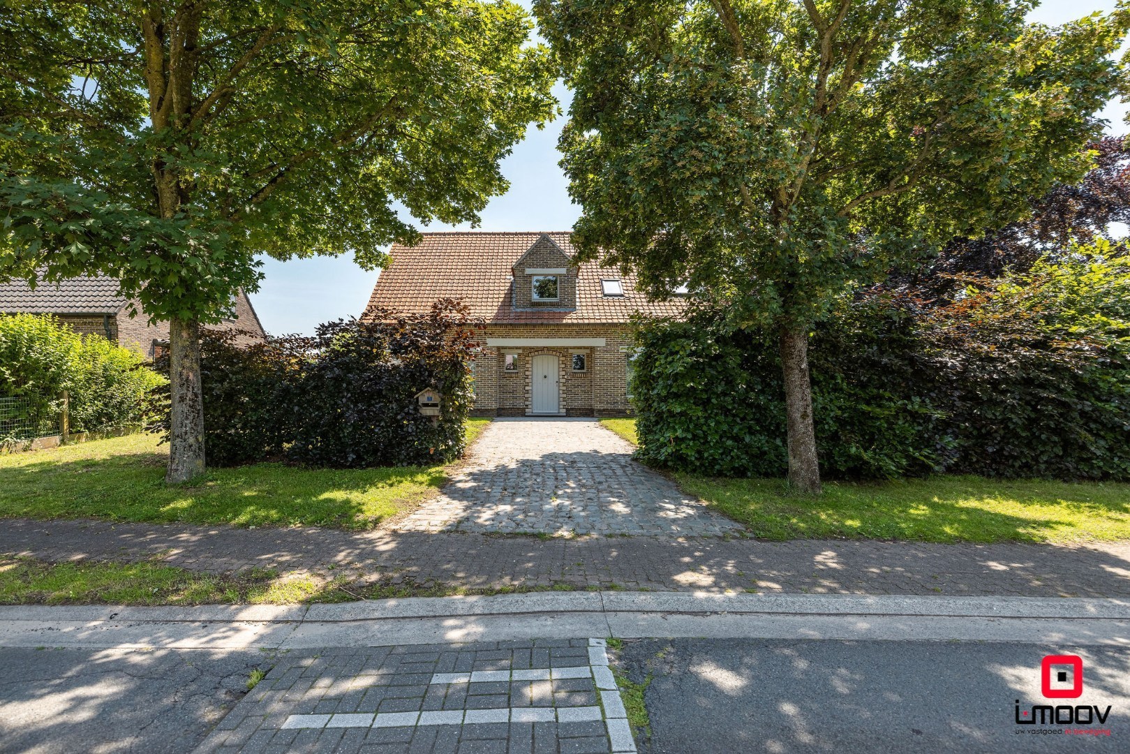 Vrijstaande woning met 5 slaapkamers en polyvalente loods te De Pinte 