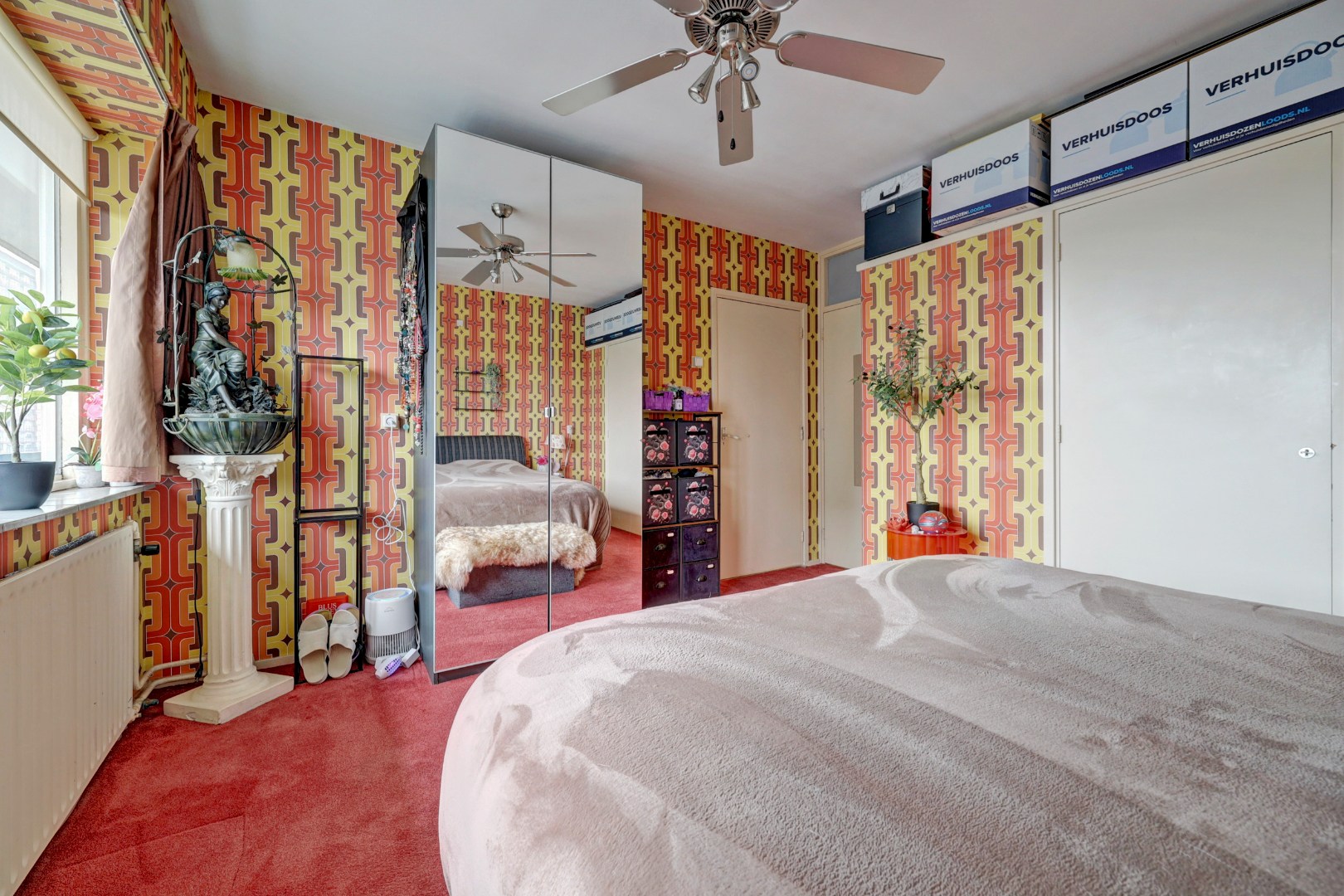 Dit ruime 3 -(voorheen 4) kamer appartement heeft een lichte woonkamer, zonnige balkon, 2 slaapkamers en is gelegen op 6e etage. 