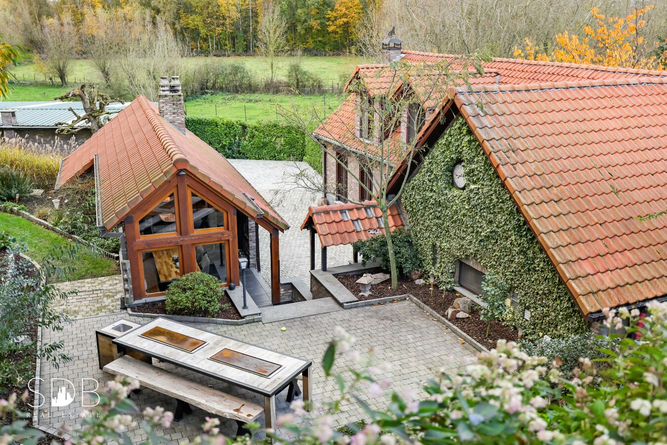 Landelijke villa met zwembad, paardenfaciliteiten en piste op circa 2 HA 
