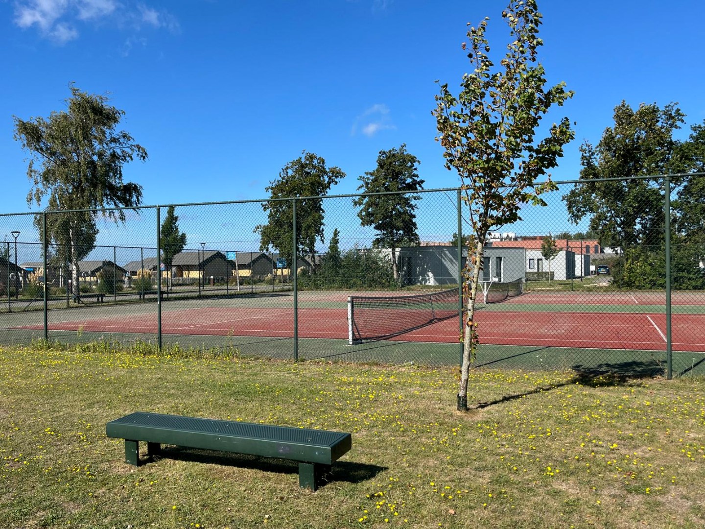Leuke chalet (1999) met apart gastenverblijf, berging en royale tuin, op loopafstand van het Veerse Meer te koop! 
