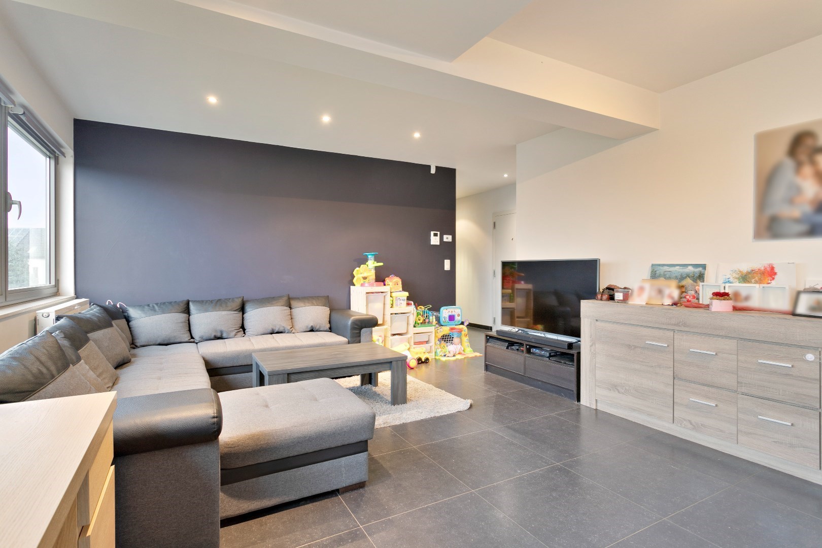 Recent lichtrijk 2slpk-appartement met terras, garagebox en kelder 