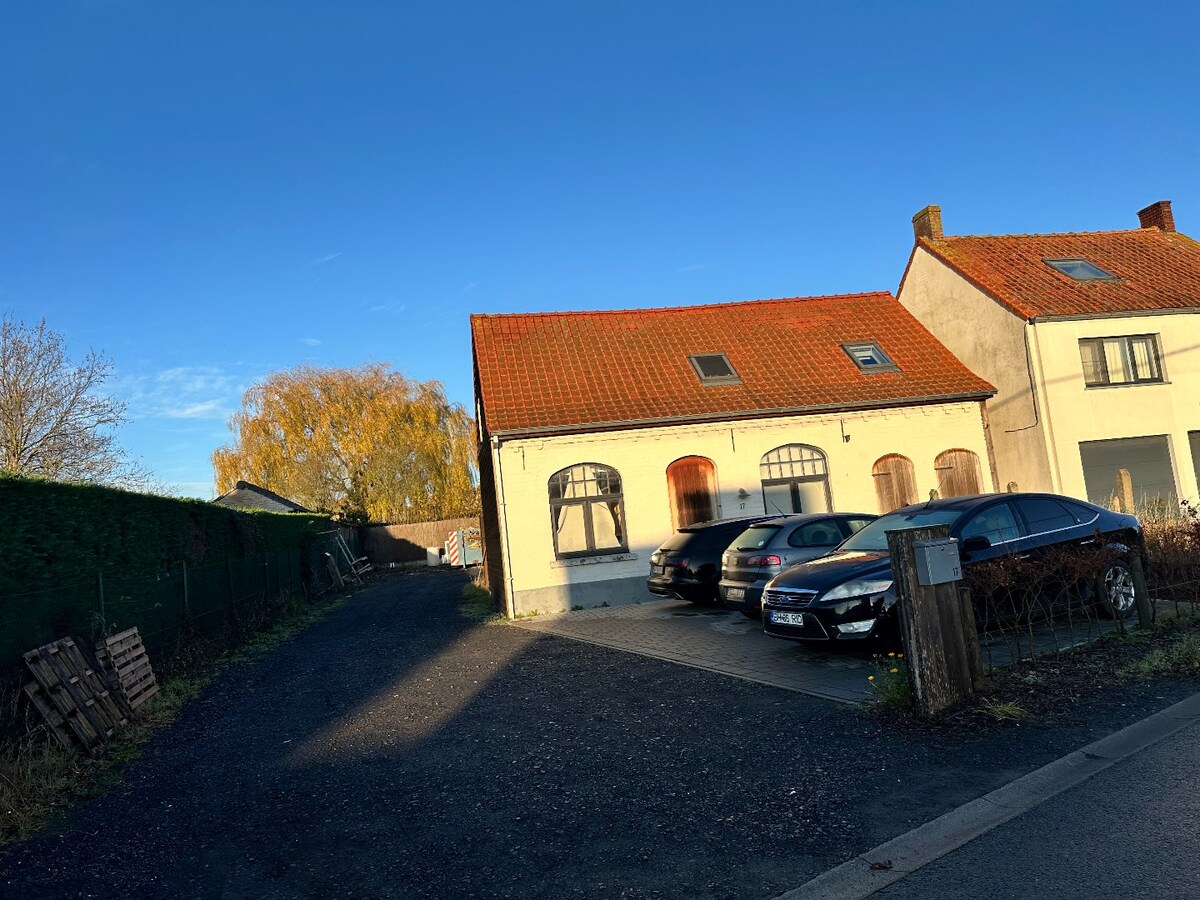 Volledige gerenoveerde woning met buitenruimte in Houthulst 