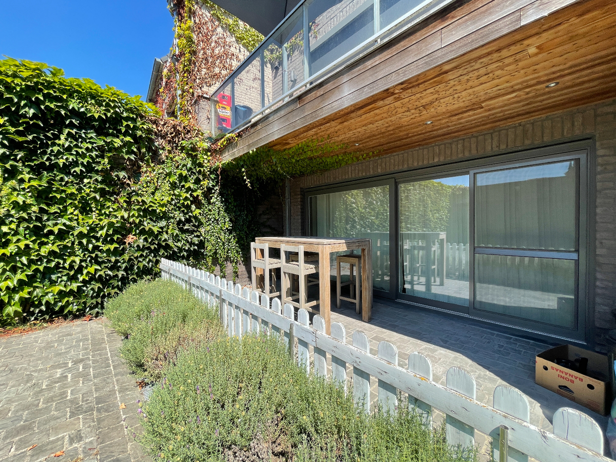 Gelijkvloers, nieuwbouwappartement met 2 slaapkamers en terras te centrum Aartrijke (geen gemeenschappelijke kosten) 