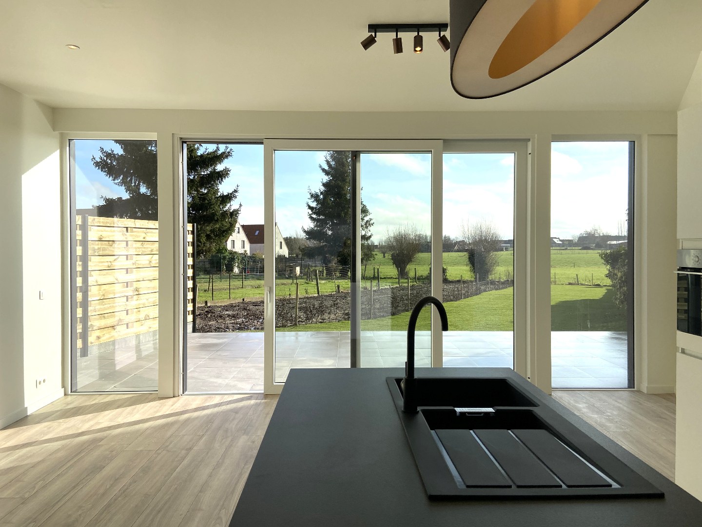 Volledig gerenoveerde centrumwoning in het hartje van Sint-Lodewijk op 442 m²! 