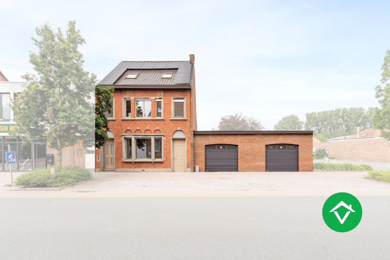 Halfopen woning te koop met dubbele garage in het centrum van Zarren 