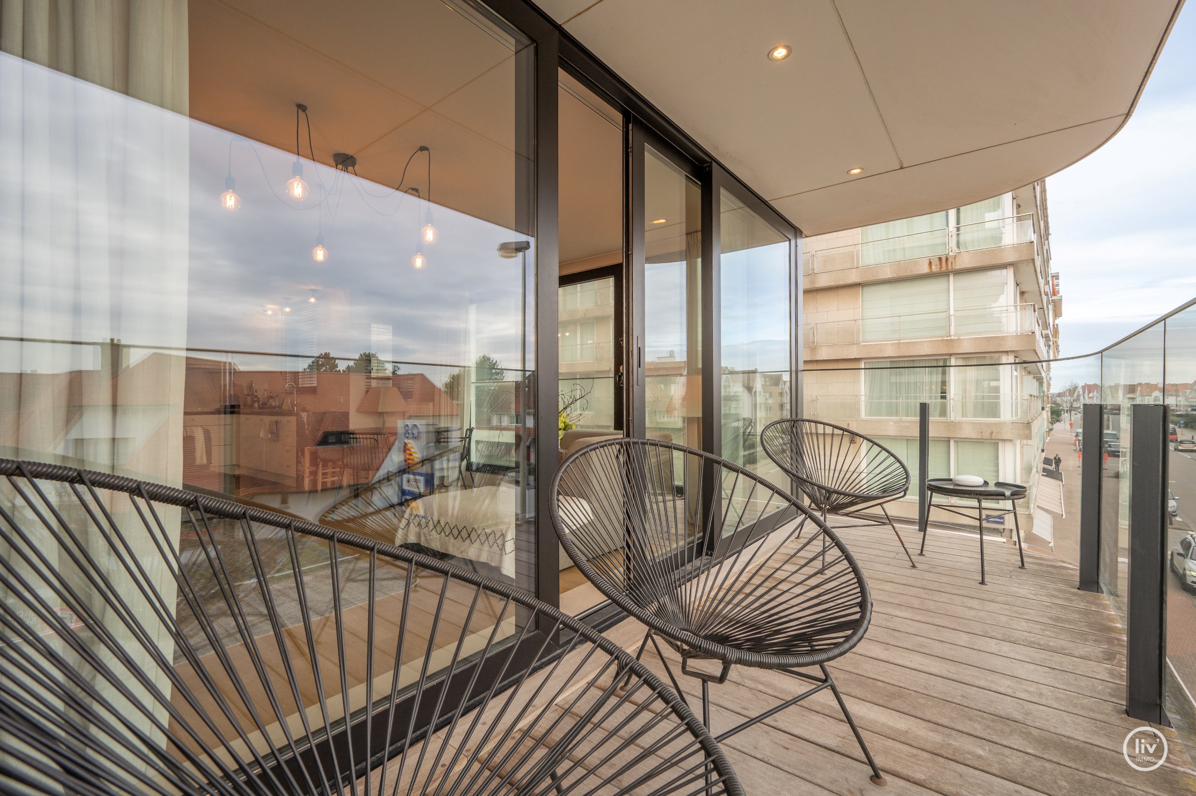 Prachtig HOEKappartement met open zichten en 3 slaapkamers gelegen op de Kustlaan te Knokke. 