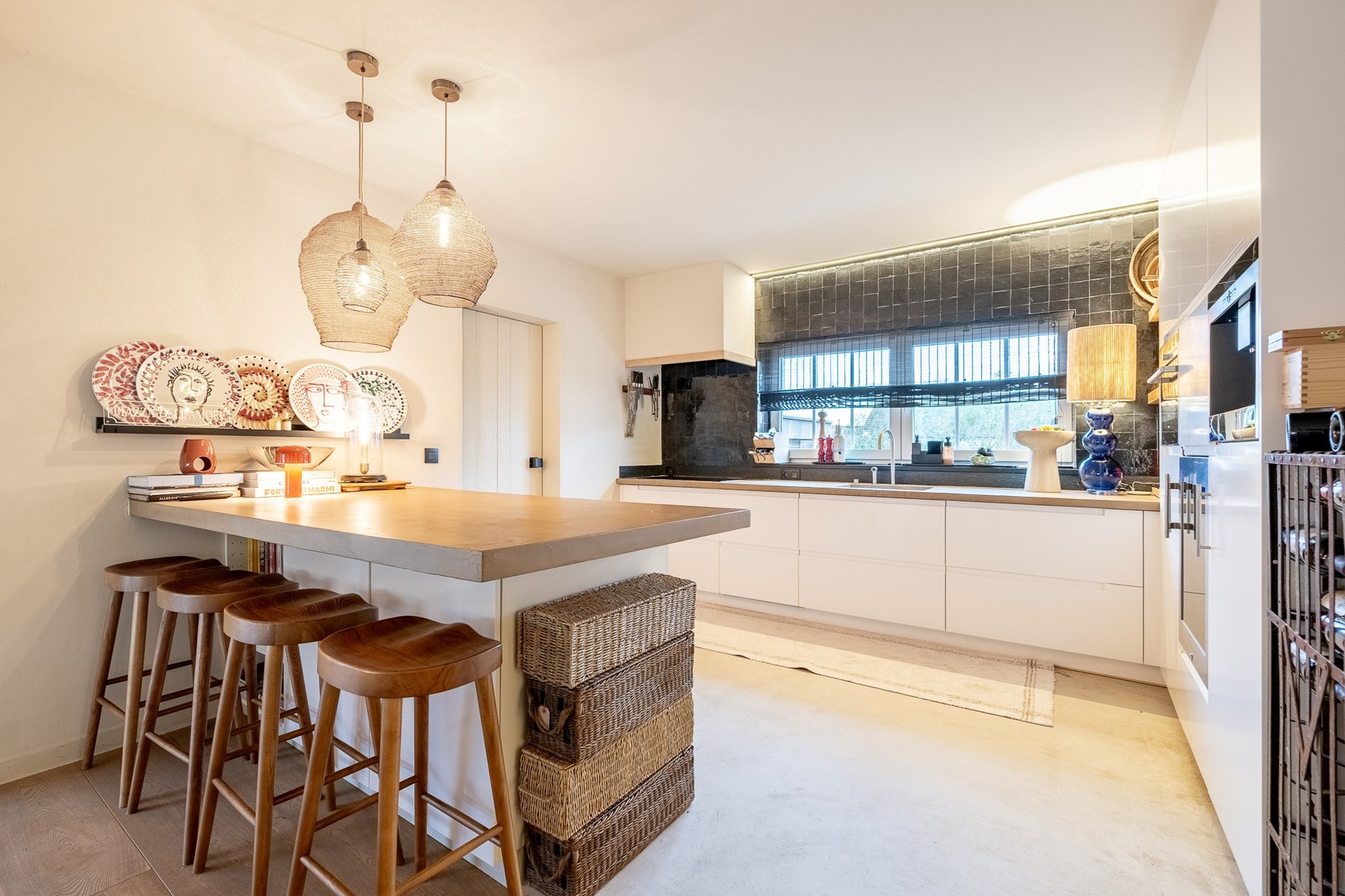 Gelegen in een rustige en uiterst gegeerde residentiële wijk van Knokke, biedt deze volledig gerenoveerde woning een perfecte combinatie van hedendaags comfort, licht en verfijnde elegantie 