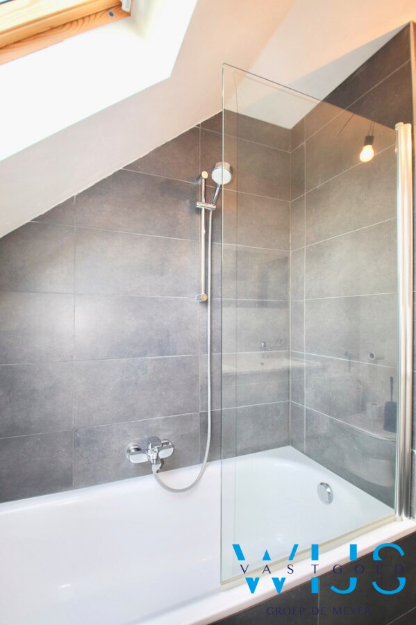 Energiezuinig 2 slaapkamerappartement met garage te Rieme! 