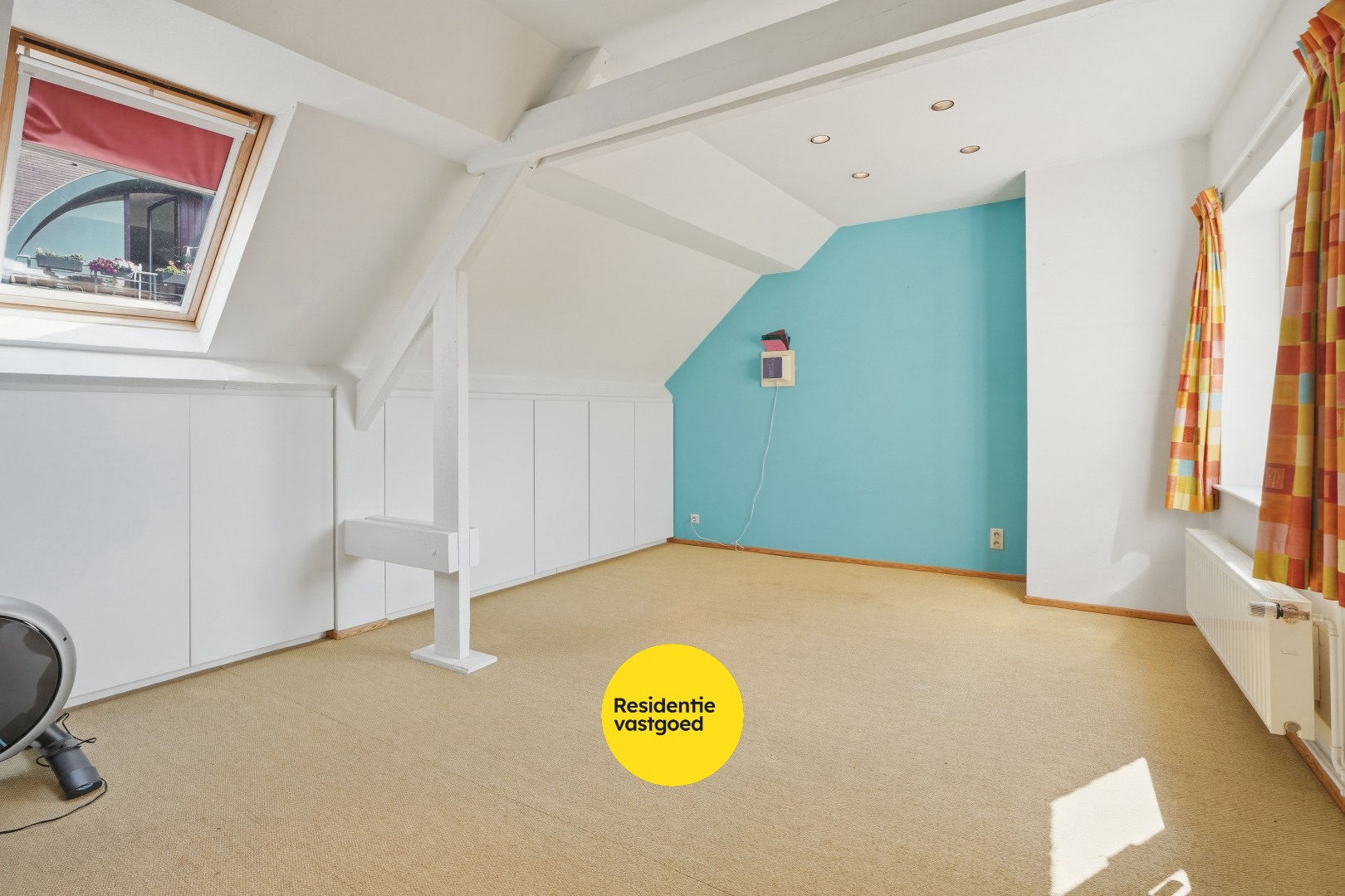 Multifunctionele woning met handelsruimte in hartje Veurne. 