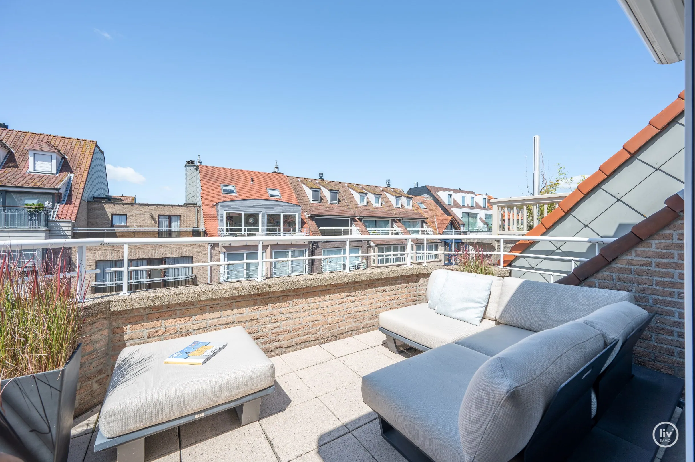 Lichtrijk duplex appartement met 2 grote terrassen gelegen in de Paul Parmentierlaan.